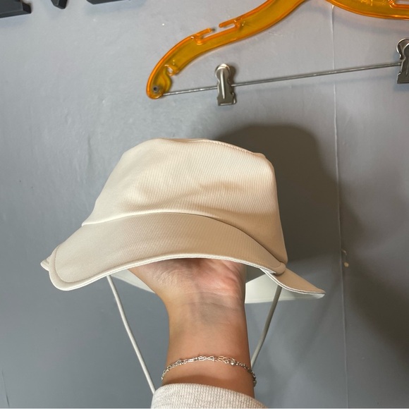 NWT Lululemon Wide-Brim Bucket Hat with Strap
White Opal - Picture 3 of 10